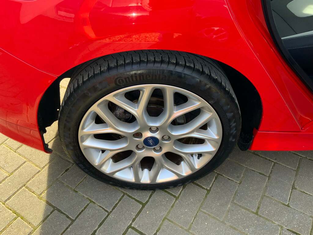 Ford Focus Hatchback 1.6 Tdci Zetec Euro 5 Ss 201212 Black #17