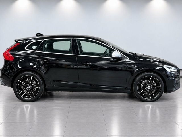 Volvo V40 2.0 D2 R-design Hatchback Euro 6 Black #3