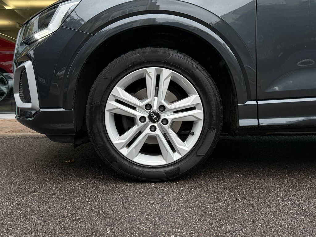 Audi Q2 Sport Black #5
