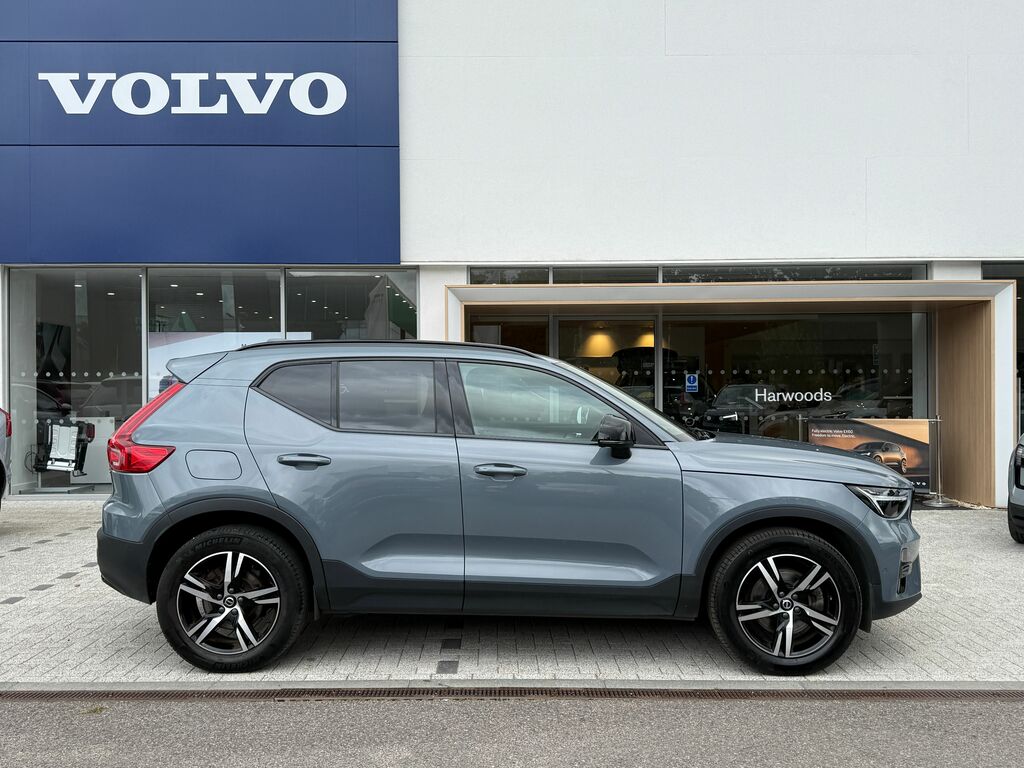 Volvo XC40 Plus Black #2
