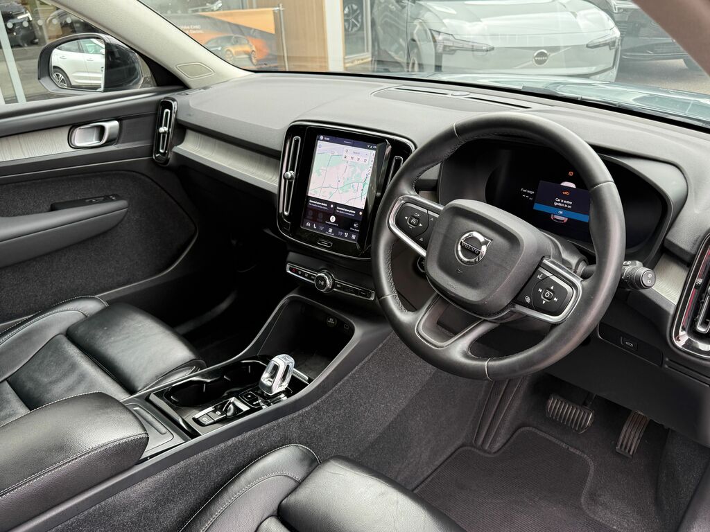 Volvo XC40 Plus Black #6