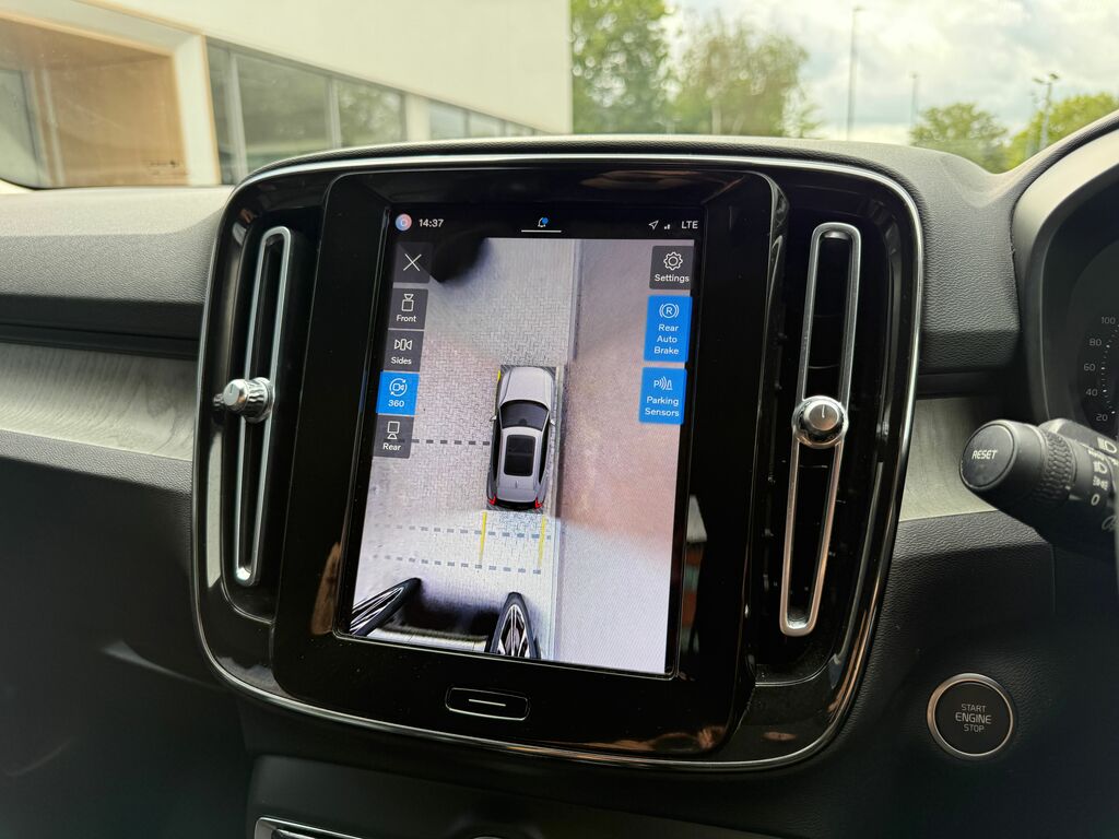 Volvo XC40 Plus Black #4