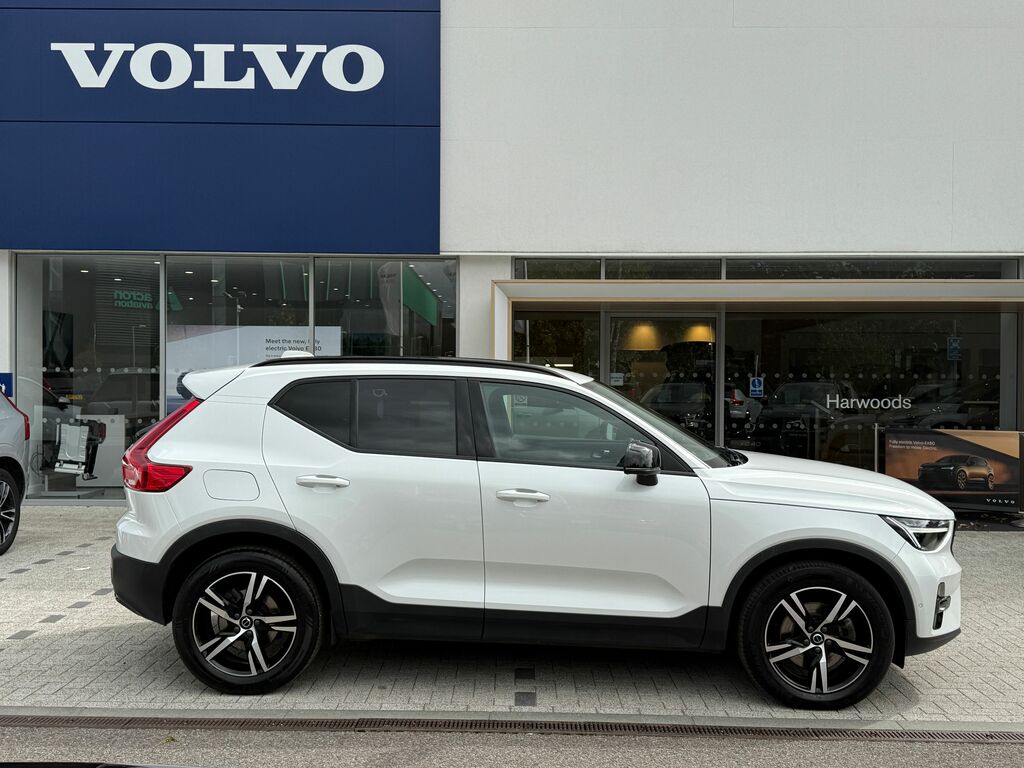 Volvo XC40 Plus Black #2