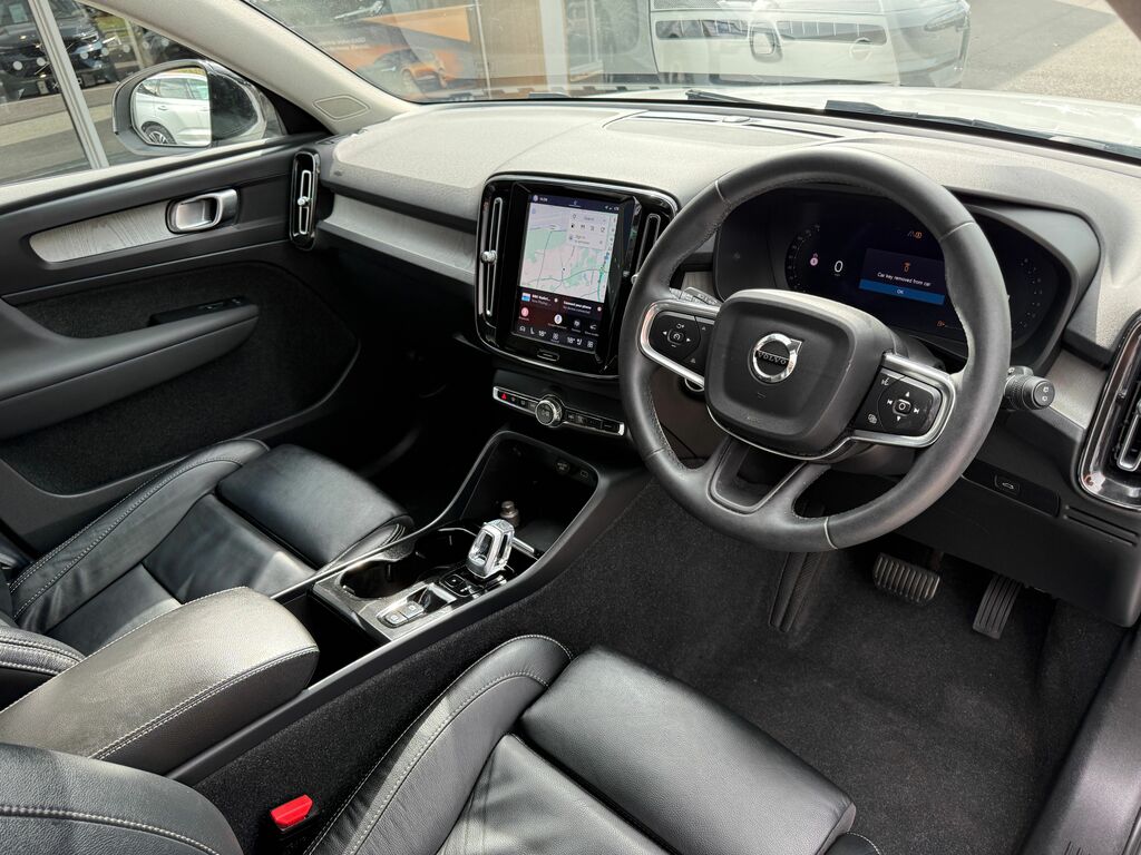 Volvo XC40 Plus Black #6