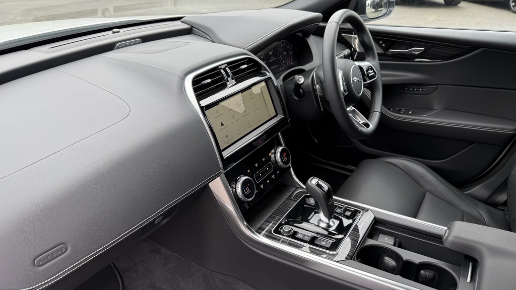 Jaguar XE R-dynamic Se Black Grey #54