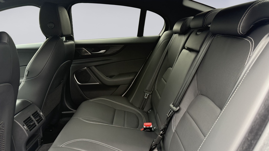 Jaguar XE P250 R-dynamic Hse Black Fuji White White #4