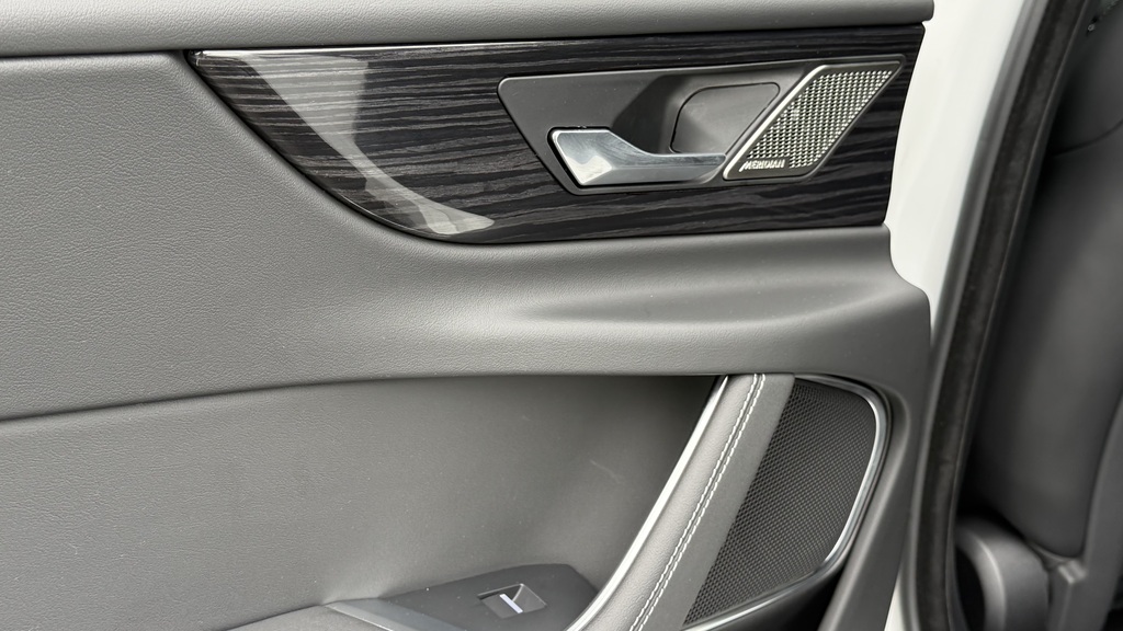 Jaguar XE R-dynamic Se Black Grey #53