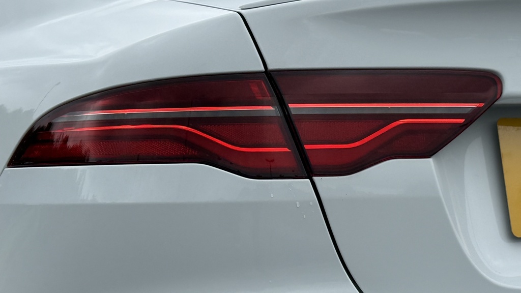Jaguar XE R-dynamic Se Black Grey #18