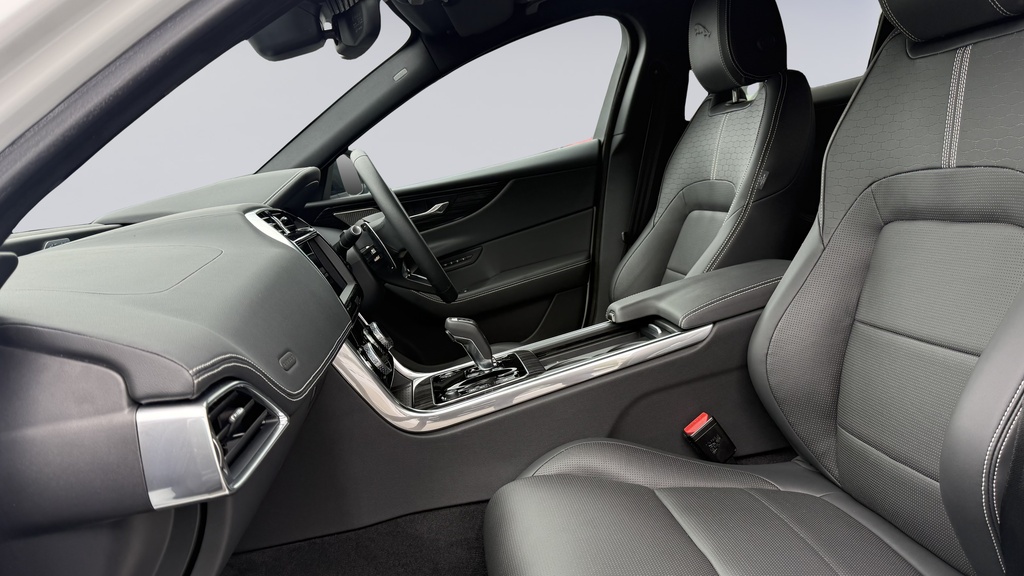 Jaguar XE P250 R-dynamic Hse Black Fuji White White #3