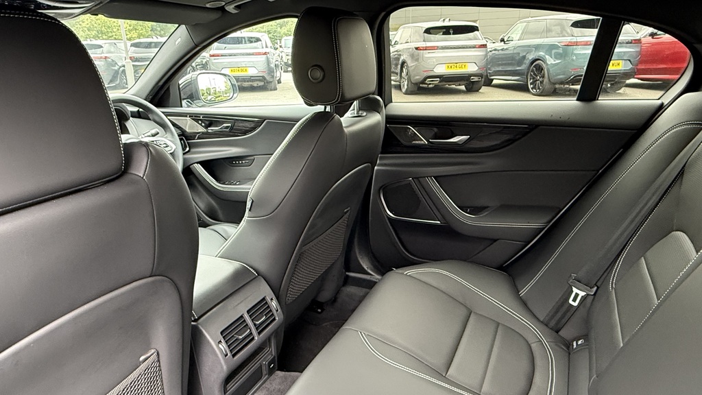 Jaguar XE R-dynamic Se Black Grey #55