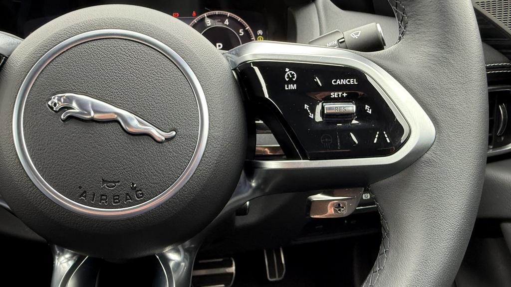 Jaguar XE R-dynamic Se Black Grey #38