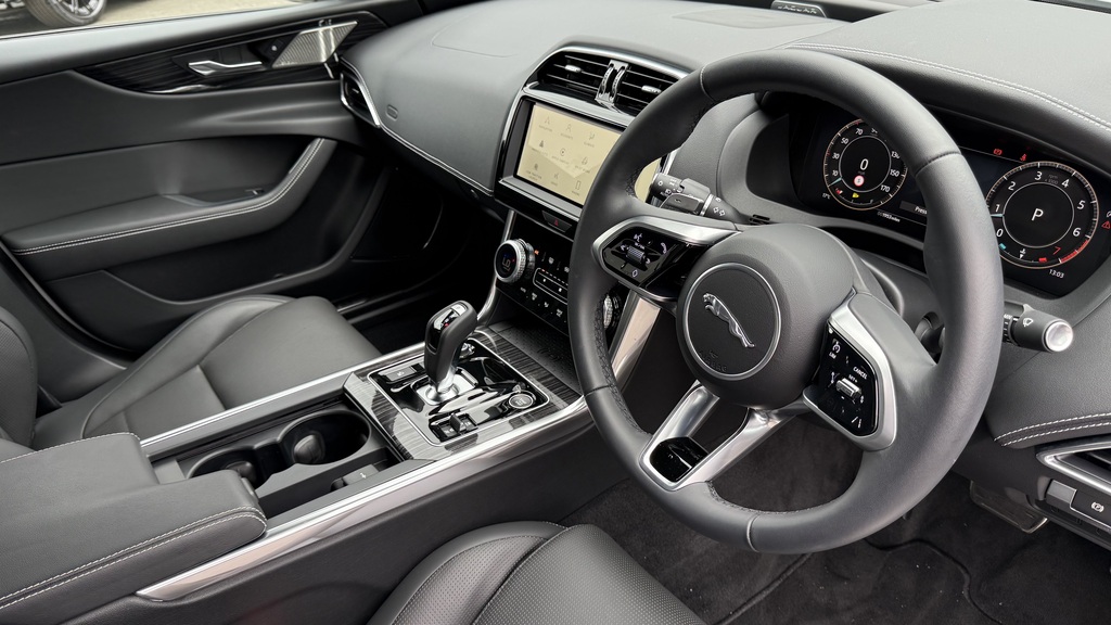 Jaguar XE R-dynamic Se Black Grey #46