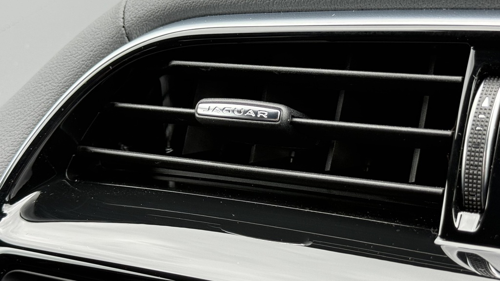 Jaguar XE R-dynamic Se Black Grey #45