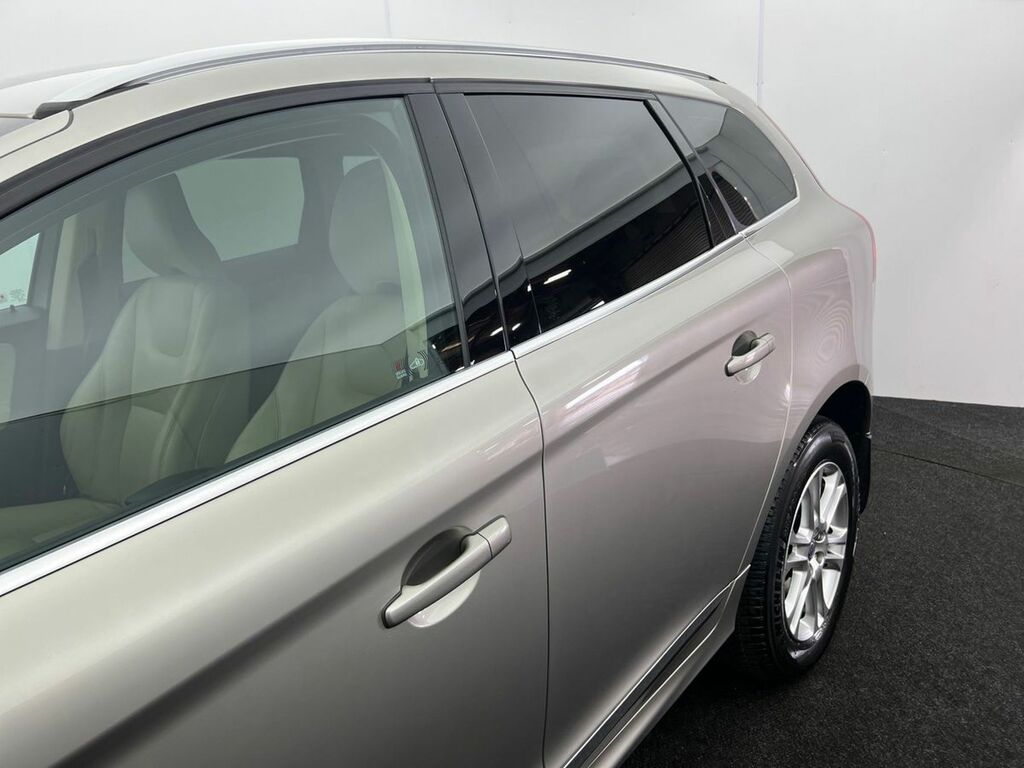 Volvo XC60 D5 215 Se Lux Nav Geartronic Gold #3