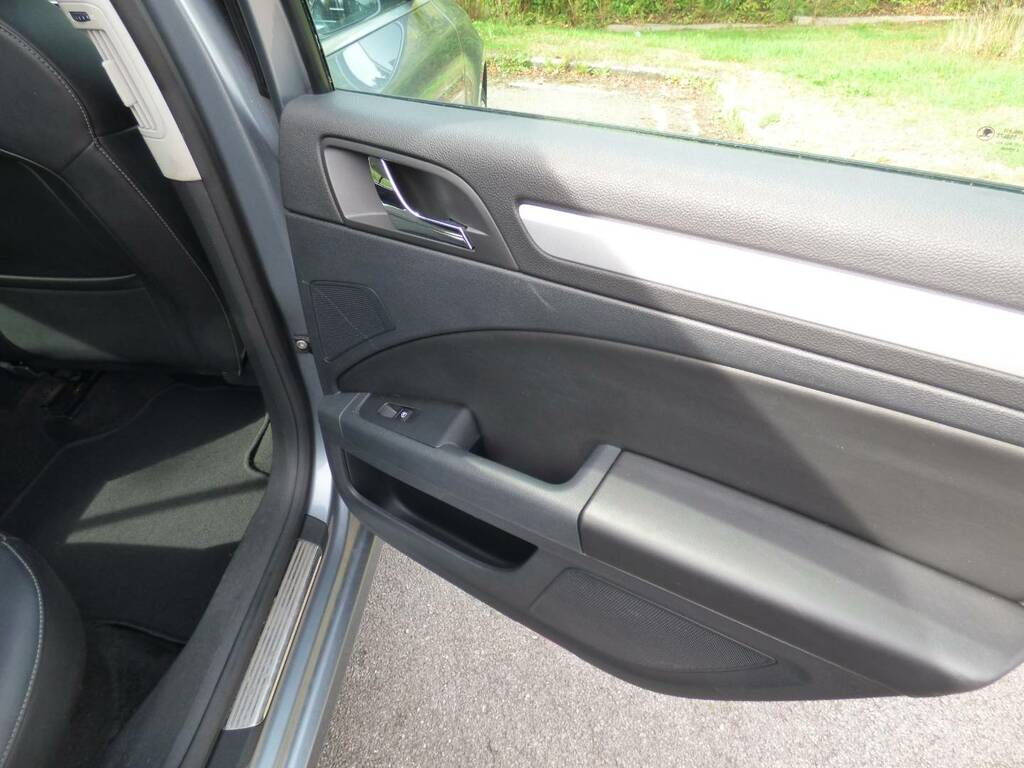 Skoda Superb Estate White #12