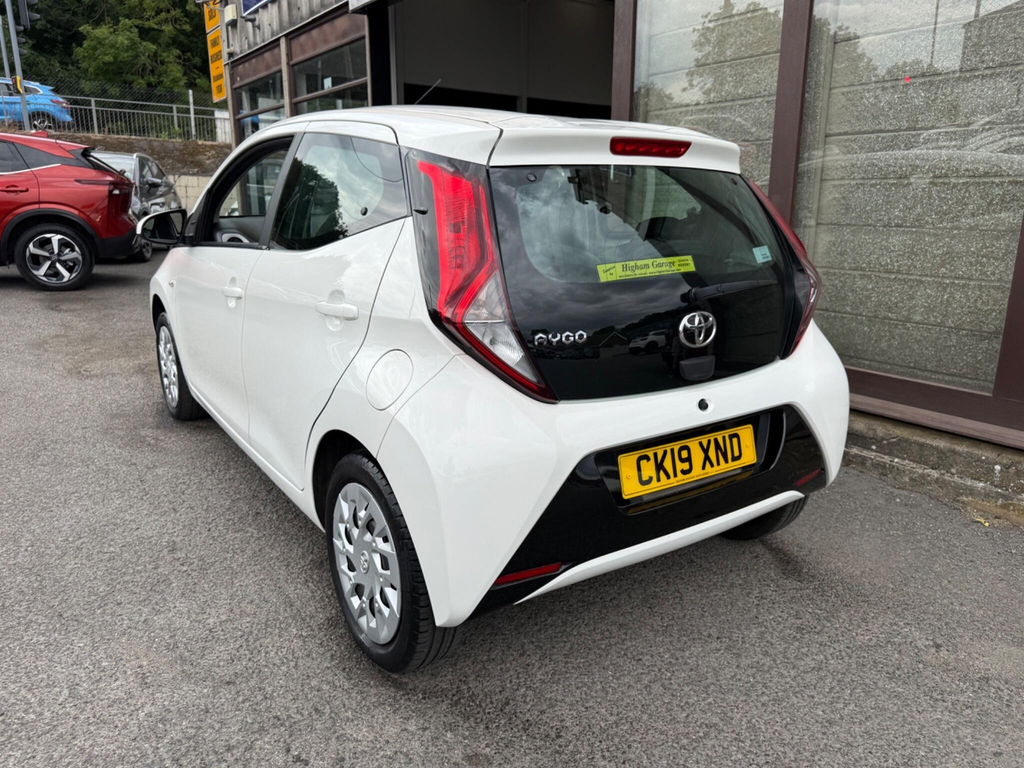 Toyota Aygo 1.0 Vvt-i X-play X-shift Euro 6 White #4