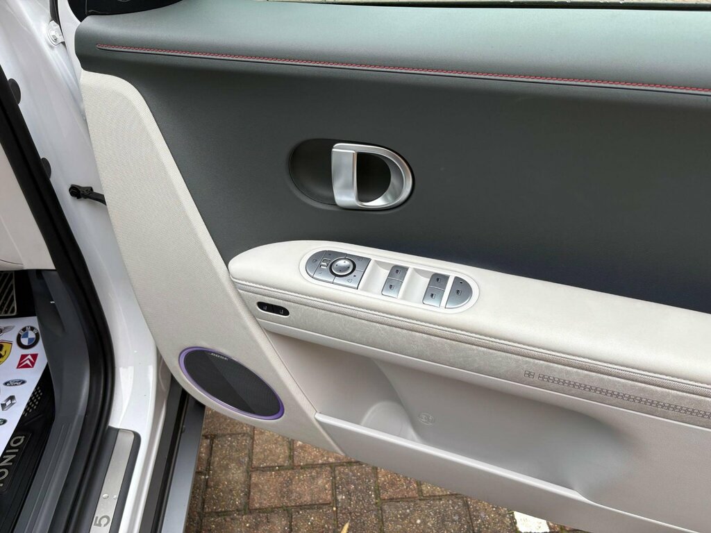 Hyundai Ioniq 5 Hatchback White #37