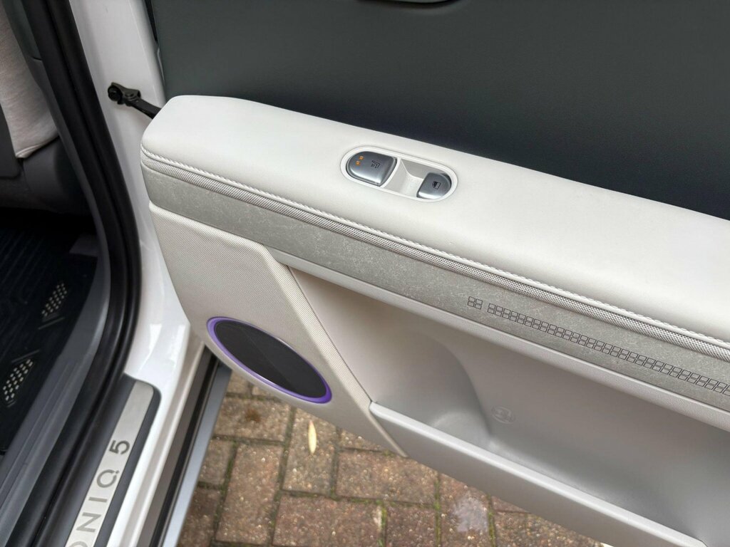 Hyundai Ioniq 5 Hatchback White #41