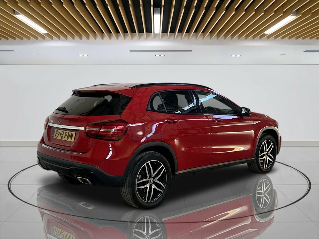 Mercedes-Benz GLA Class 1.6L Urban Edition Red #4