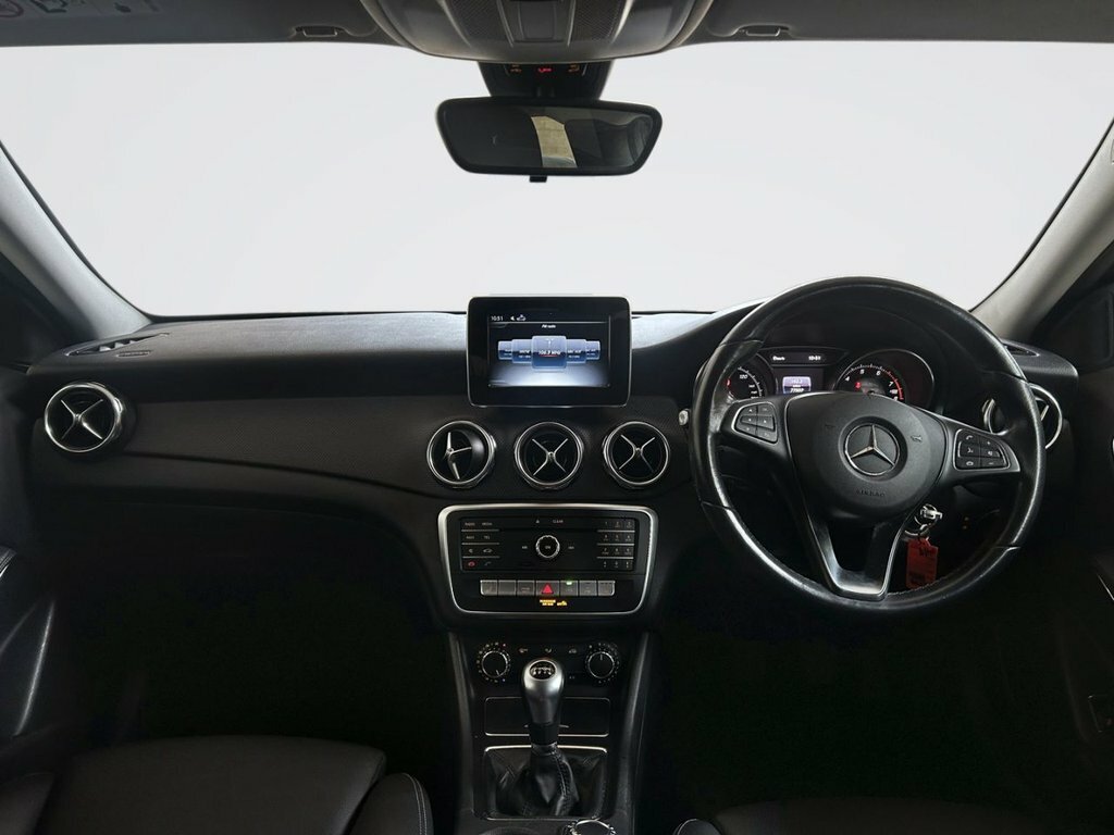 Mercedes-Benz GLA Class 1.6L Se SP19HBO Black #3