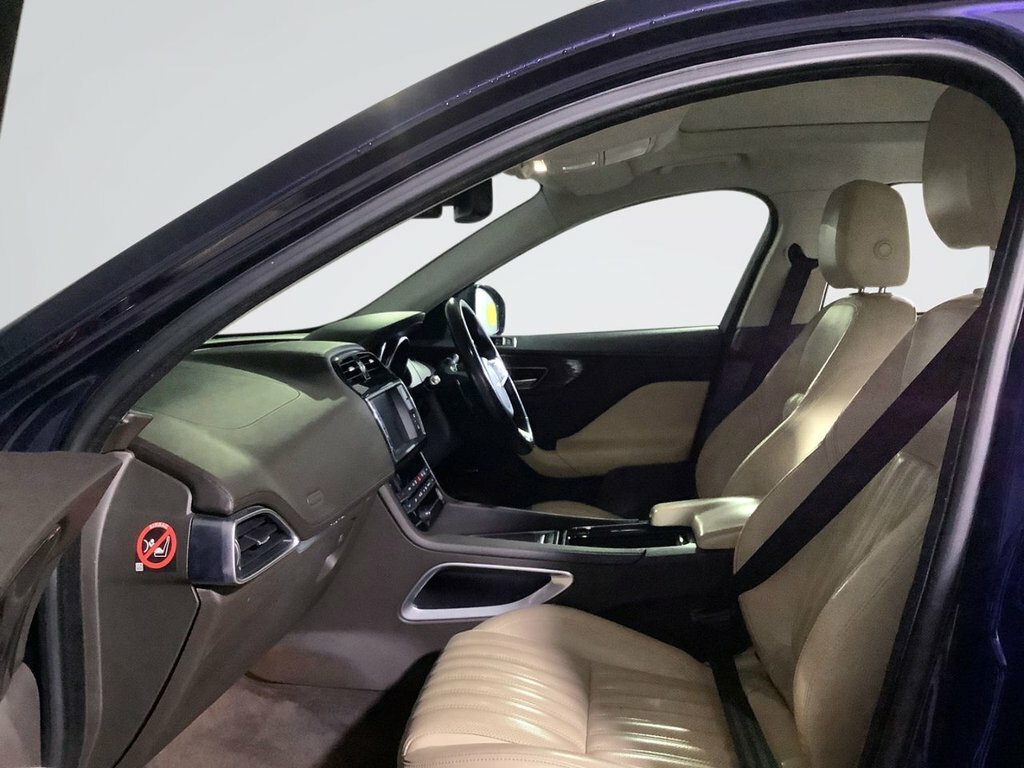 Jaguar F-Pace 2L Prestige Black #10