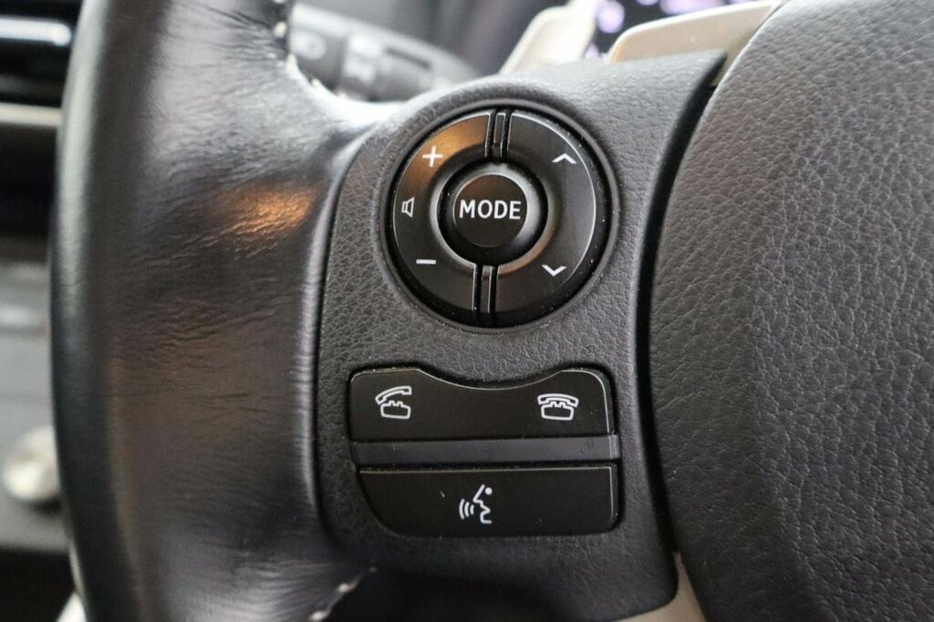 Lexus IS 300H Sport Cvt White #16