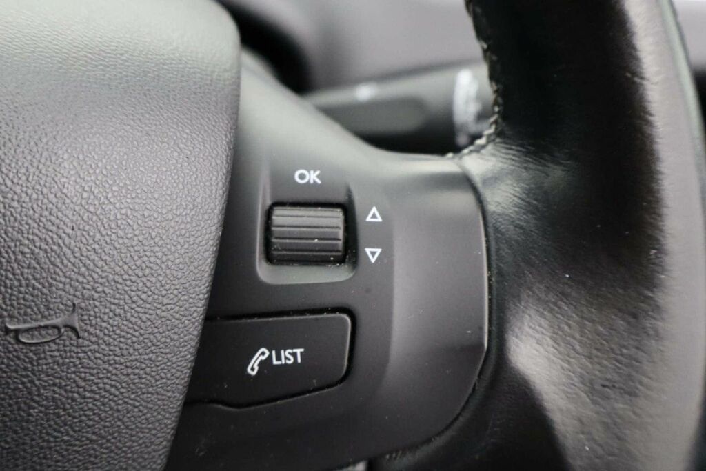 Peugeot 2008 1.2 Puretech Allure White #18