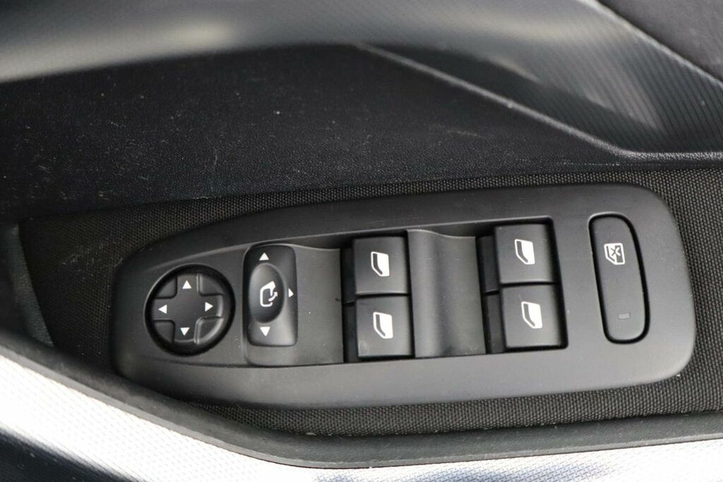 Peugeot 2008 1.2 Puretech Allure White #20
