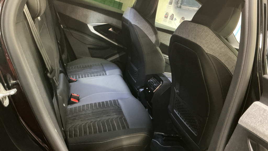Peugeot 3008 73Kwh Gt Suv 11Kw Charger 210 Black #2