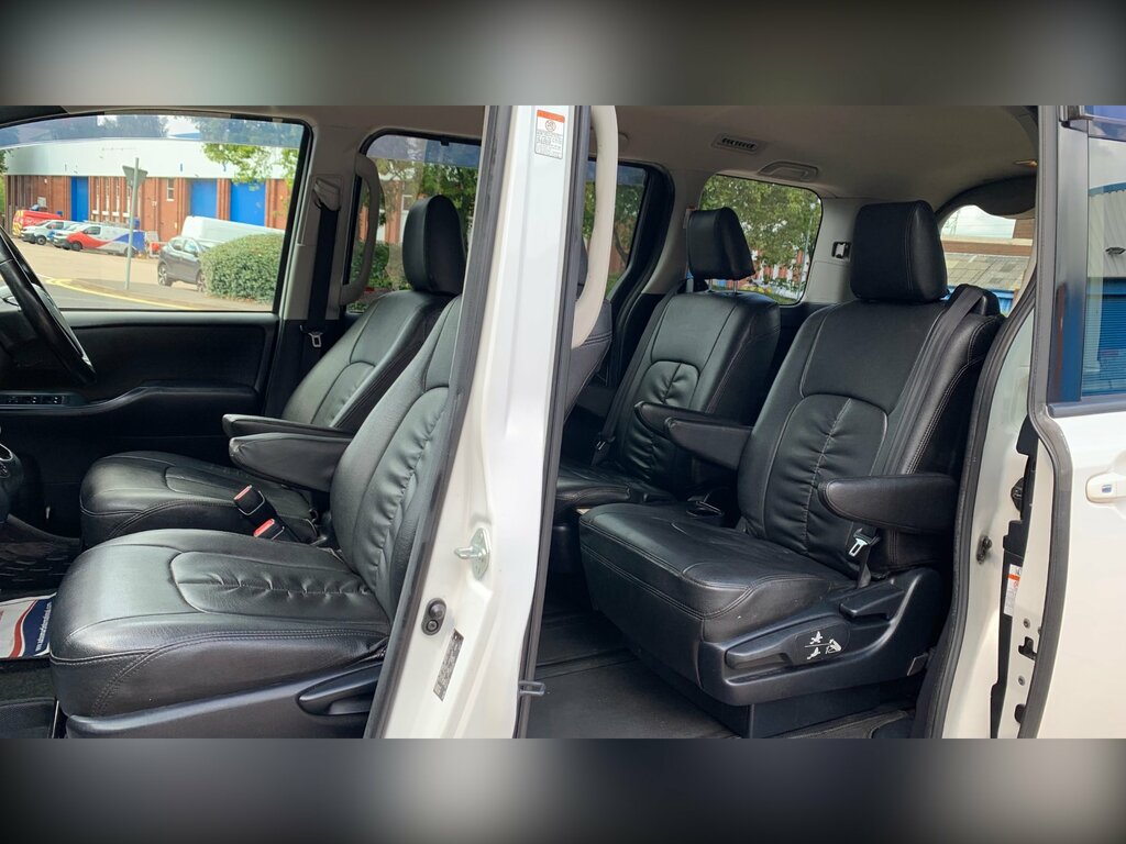 Toyota Voxy Voxy 1.8 Hybrid White #32
