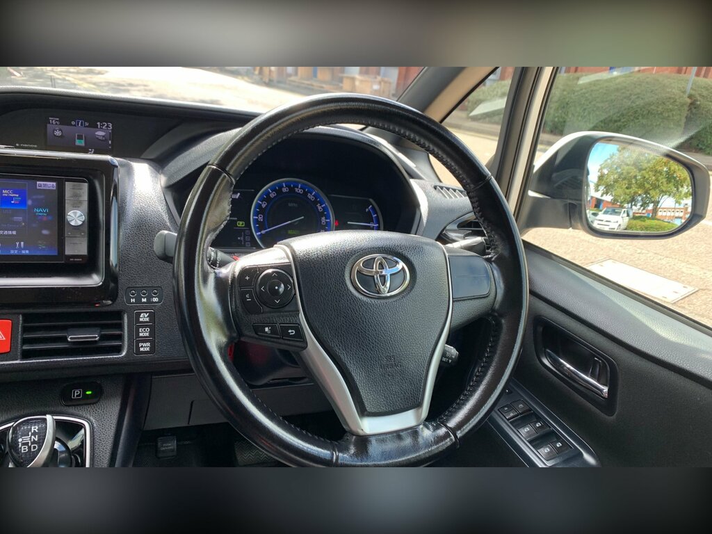 Toyota Voxy Voxy 1.8 Hybrid White #56