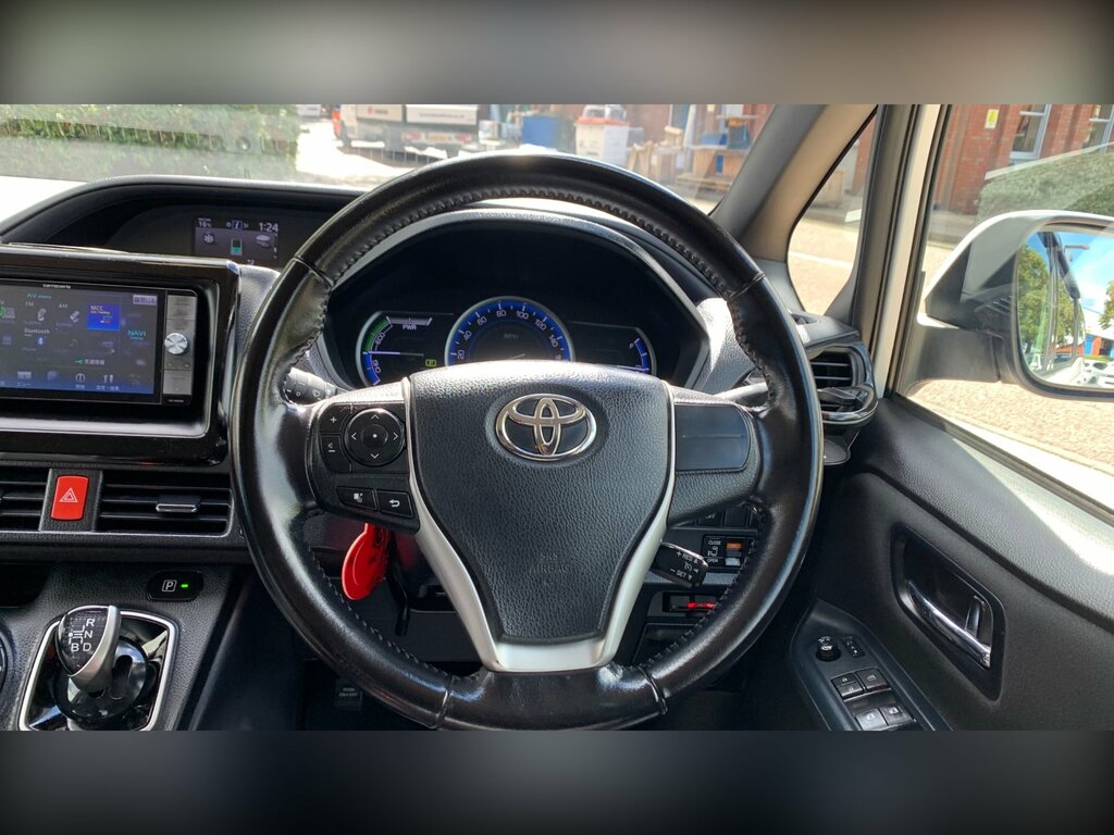 Toyota Voxy Voxy 1.8 Hybrid White #65