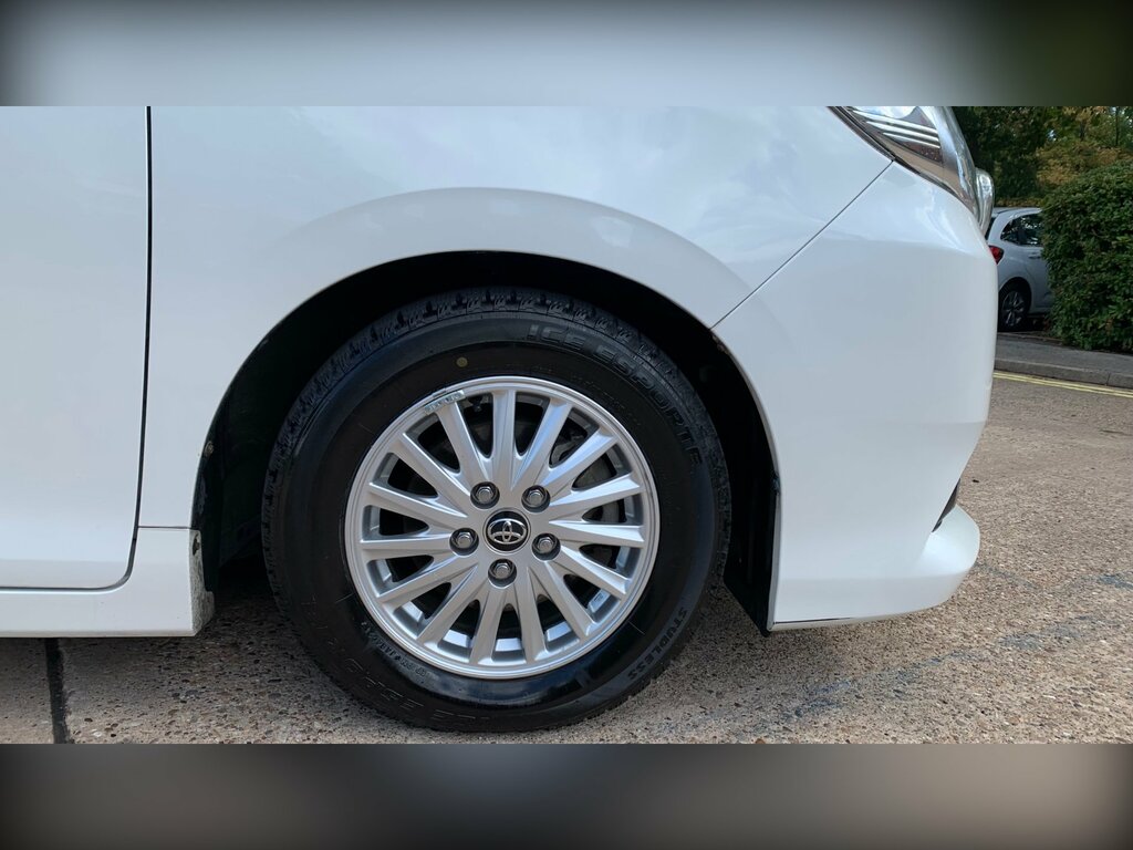 Toyota Voxy Voxy 1.8 Hybrid White #13