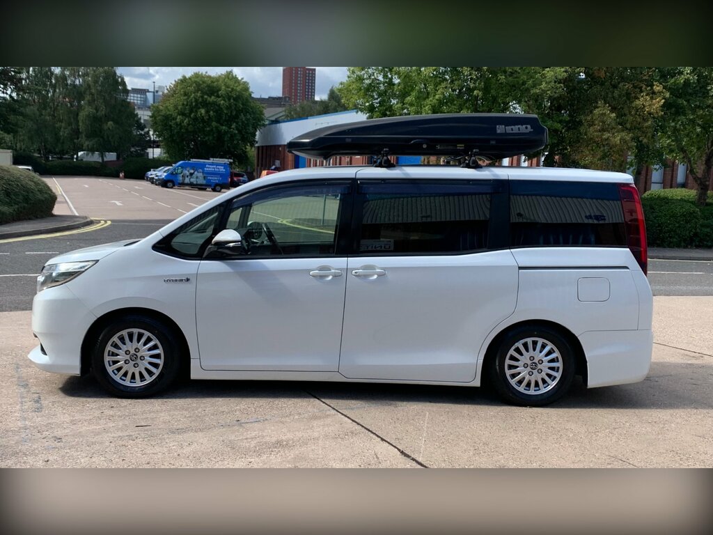 Toyota Voxy Voxy 1.8 Hybrid White #9