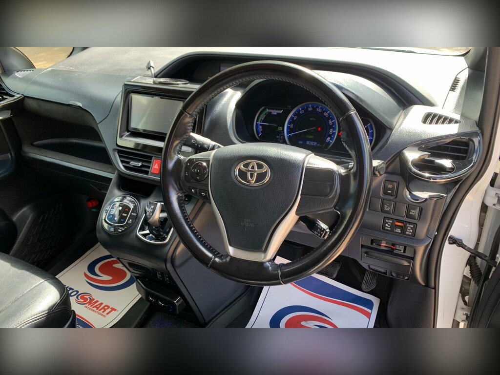 Toyota Voxy Voxy 1.8 Hybrid White #23