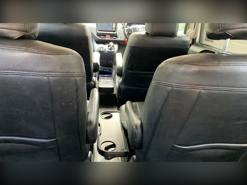 Toyota Voxy Voxy 1.8 Hybrid White #49