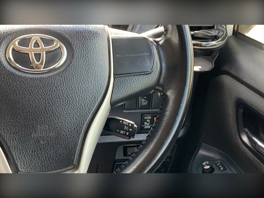 Toyota Voxy Voxy 1.8 Hybrid White #68