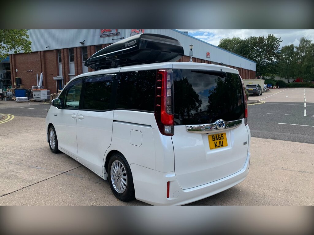 Toyota Voxy Voxy 1.8 Hybrid White #84