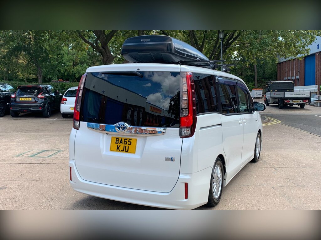 Toyota Voxy Voxy 1.8 Hybrid White #10