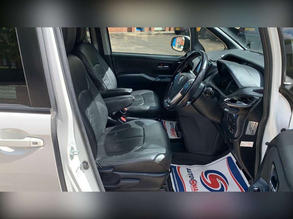 Toyota Voxy Voxy 1.8 Hybrid White #74