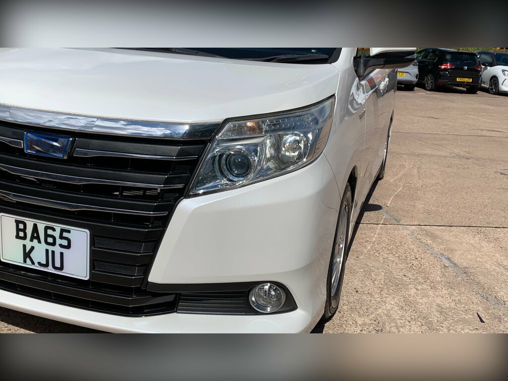 Toyota Voxy Noah 1.8 Hybrid 7 Seats Mpv Ulez White #4