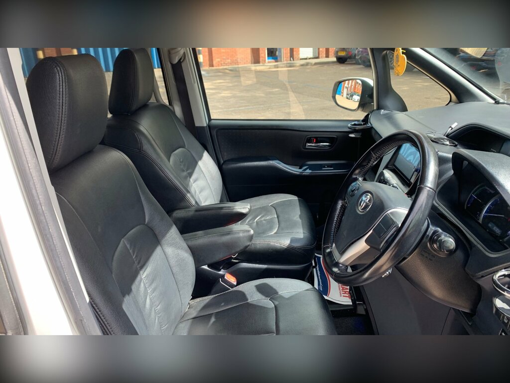 Toyota Voxy Voxy 1.8 Hybrid White #76