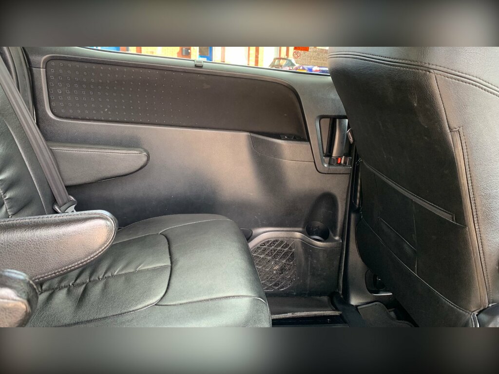 Toyota Voxy Voxy 1.8 Hybrid White #19