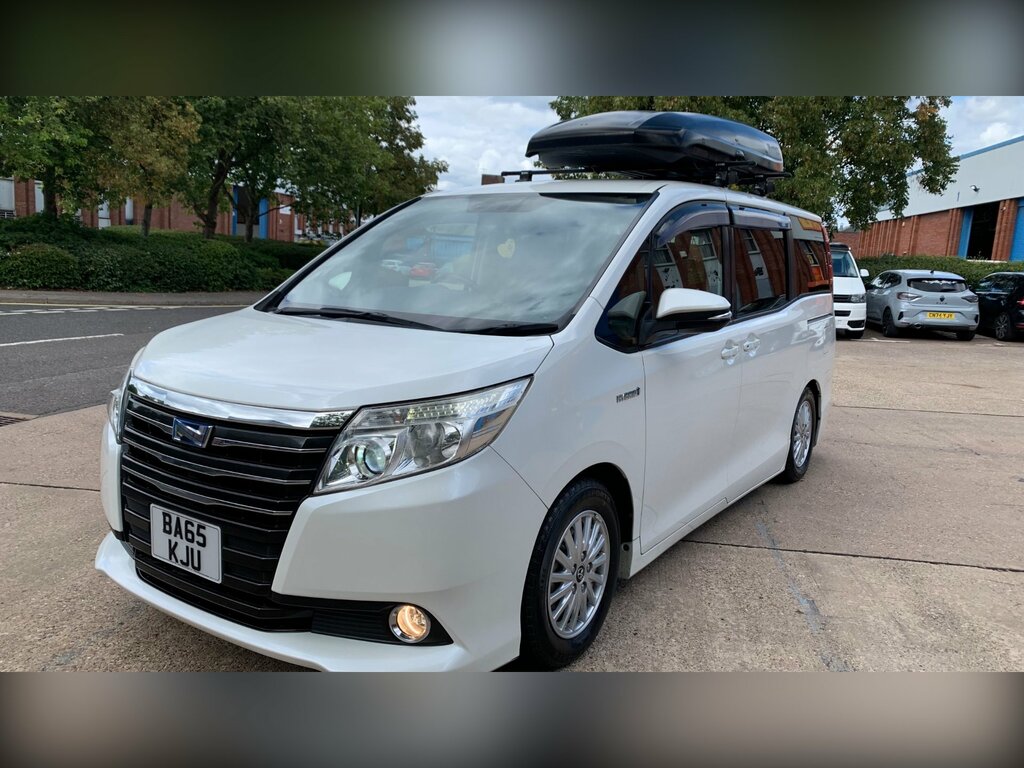 Toyota Voxy Voxy 1.8 Hybrid White #83