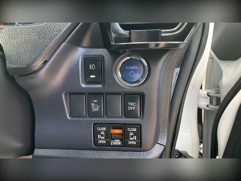 Toyota Voxy Voxy 1.8 Hybrid White #70
