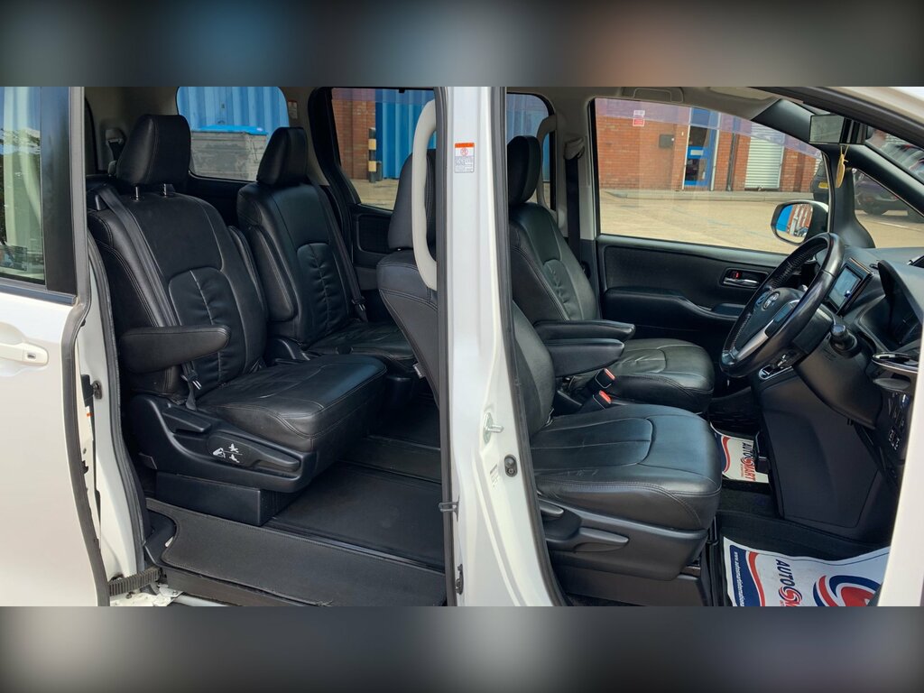 Toyota Voxy Voxy 1.8 Hybrid White #16