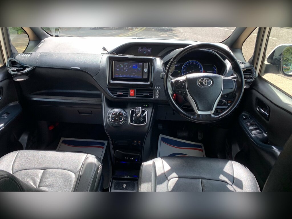 Toyota Voxy Voxy 1.8 Hybrid White #66