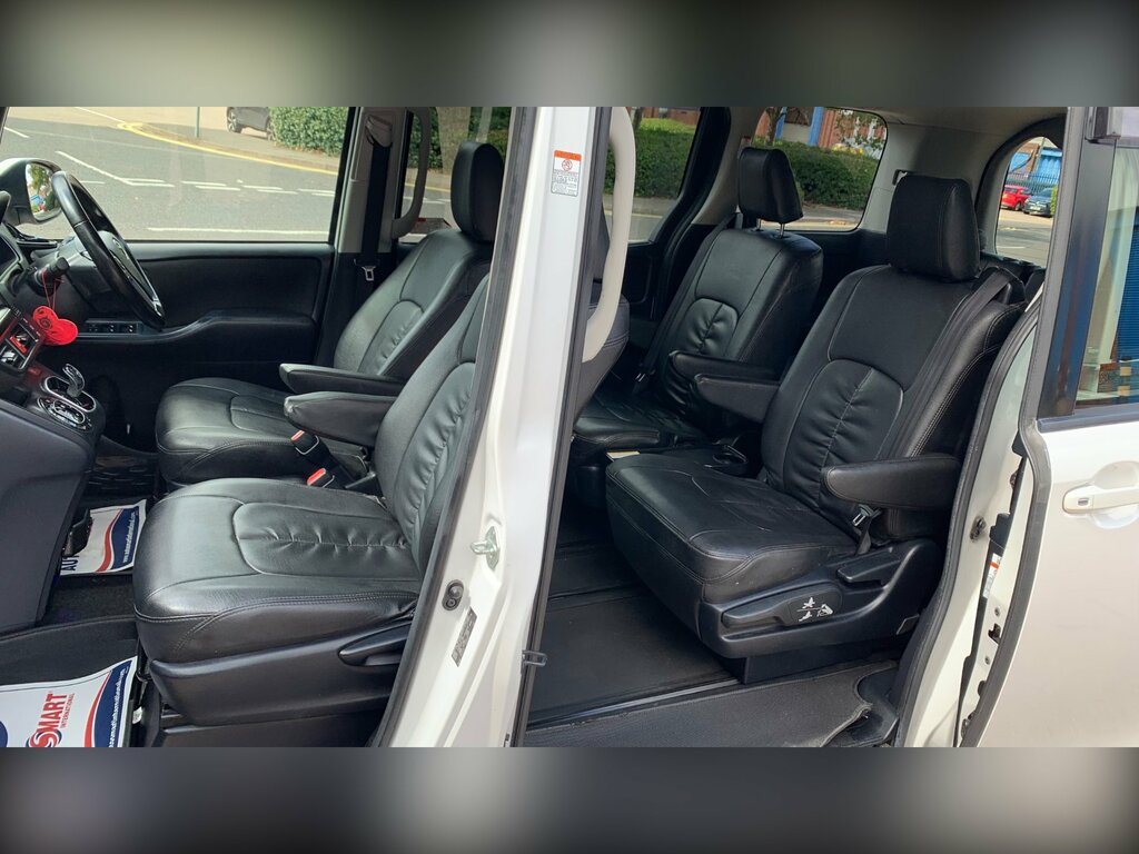 Toyota Voxy Voxy 1.8 Hybrid White #29