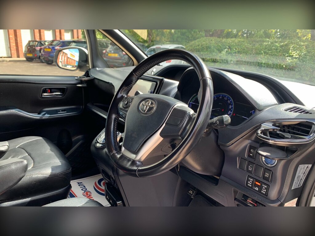 Toyota Voxy Voxy 1.8 Hybrid White #77