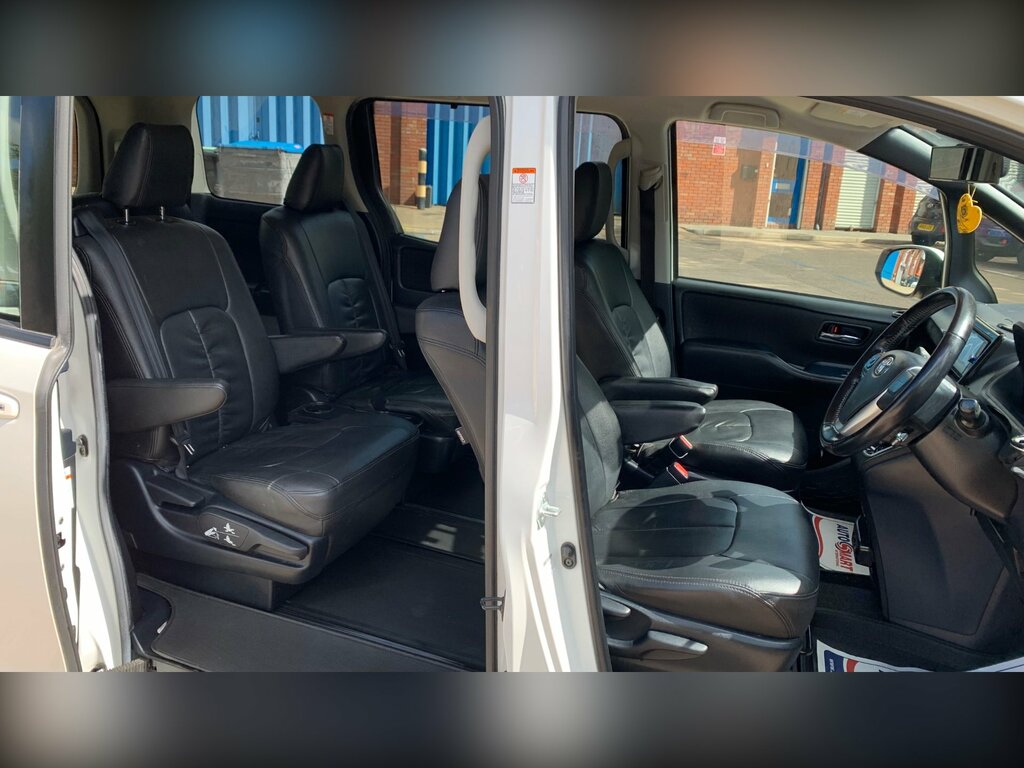 Toyota Voxy Voxy 1.8 Hybrid White #17